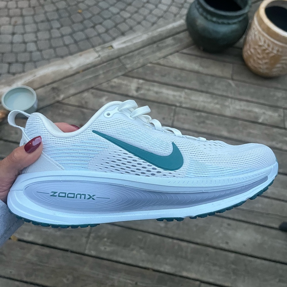 Nike Vomero 18 Running Shoe